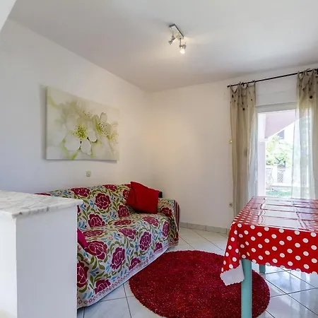 בית נופש Pink House Tanja מדולין