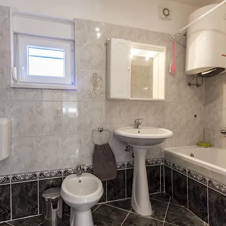 בית נופש Pink House Tanja מדולין